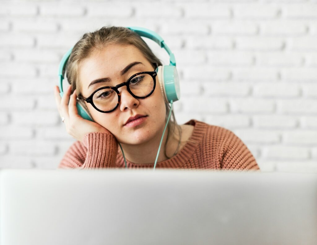 Effective leadership strategies include maintaining energy and attention during virtual presentations